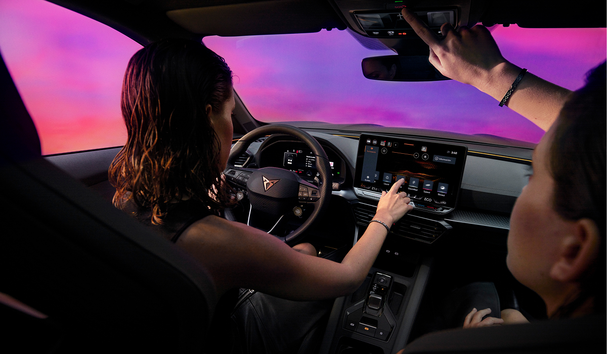 Innenraum eines CUPRA ,Mit Fahrerin an Sportlenkrad und Digital Cockpit im Fokus